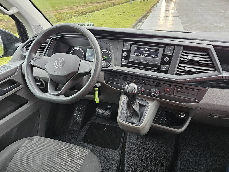 Foto del interior 1: Furgoneta pequeña Volkswagen Transporter 2.0 TDI L1H1 150Pk LED Autm!