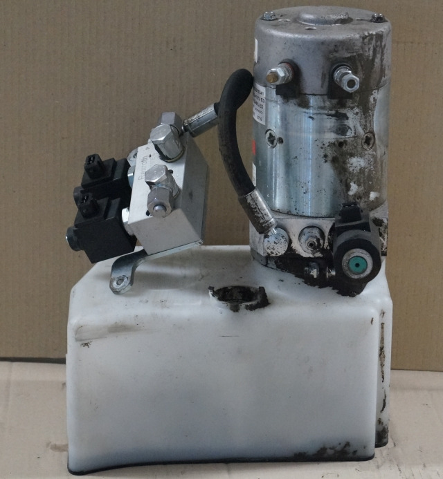 Jungheinrich 51417583 | Pumpmotor with tank and valve block 24V 2,2KW code R9320 Pumpmotor with tank and valve block 24V 2,2KW code R932010341 for EJD220 year 2016 - Bomba hidráulica para Equipo de manutención: foto 1 Jungheinrich 51417583 | Pumpmotor with tank and valve block 24V 2,2KW code R9320 Pumpmotor with tank and valve block 24V 2,2KW code R932010341 for EJD220 year 2016 - Bomba hidráulica para Equipo de manutención: foto 1