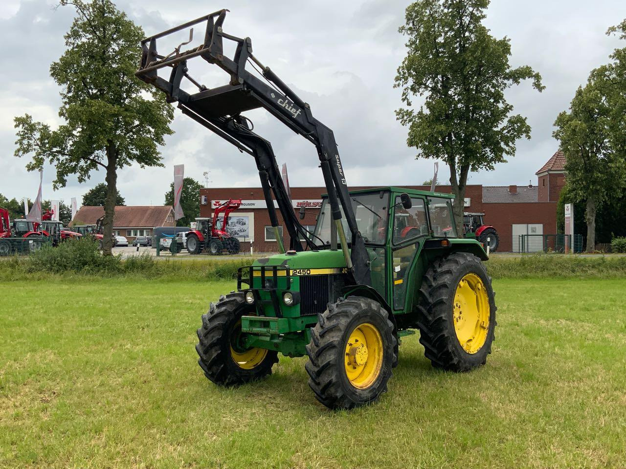 John Deere 2450A - Tractor: foto 2 John Deere 2450A - Tractor: foto 2