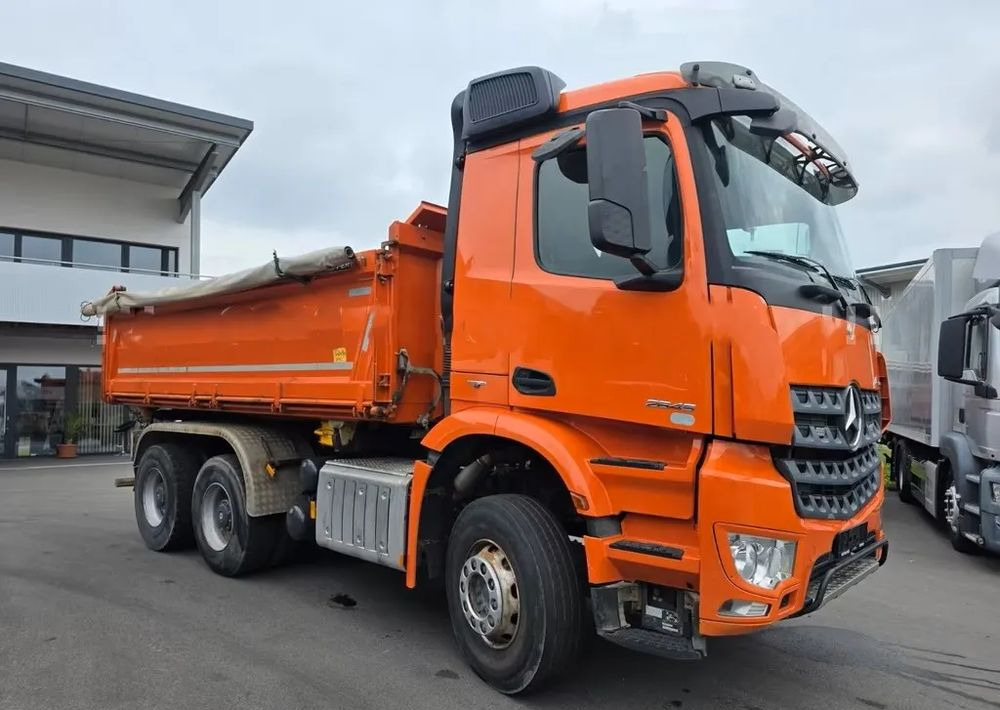 Mercedes-Benz Arocs 2645 6x4 – Wywrotka Meiller 3- stronny/ Manual / Retarder / BORDMATIK / Blatt/Blatt - Camión volquete: foto 3 Mercedes-Benz Arocs 2645 6x4 – Wywrotka Meiller 3- stronny/ Manual / Retarder / BORDMATIK / Blatt/Blatt - Camión volquete: foto 3