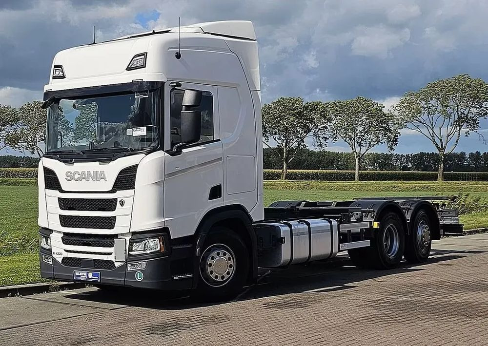 Scania R450 6x2 – / Pojazd do zabudów wymiennych / Automat / Euro 6/ liftowa trzecia oś, zawieszenie pneumatyczne + resory - Camión chasis: foto 2 Scania R450 6x2 – / Pojazd do zabudów wymiennych / Automat / Euro 6/ liftowa trzecia oś, zawieszenie pneumatyczne + resory - Camión chasis: foto 2