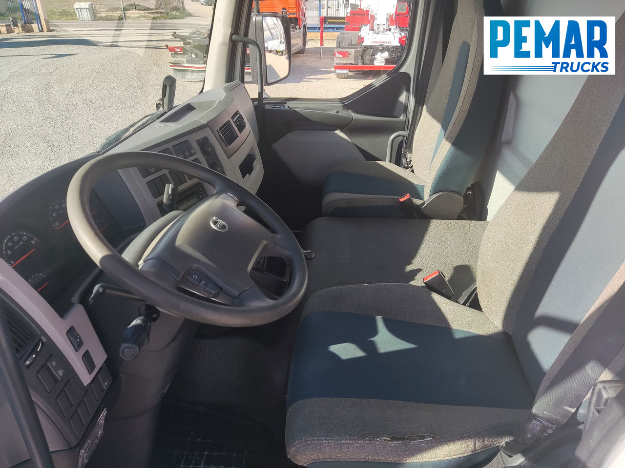 Camión caja cerrada VOLVO FL 210 12T CAJA CERRADA: foto 13
