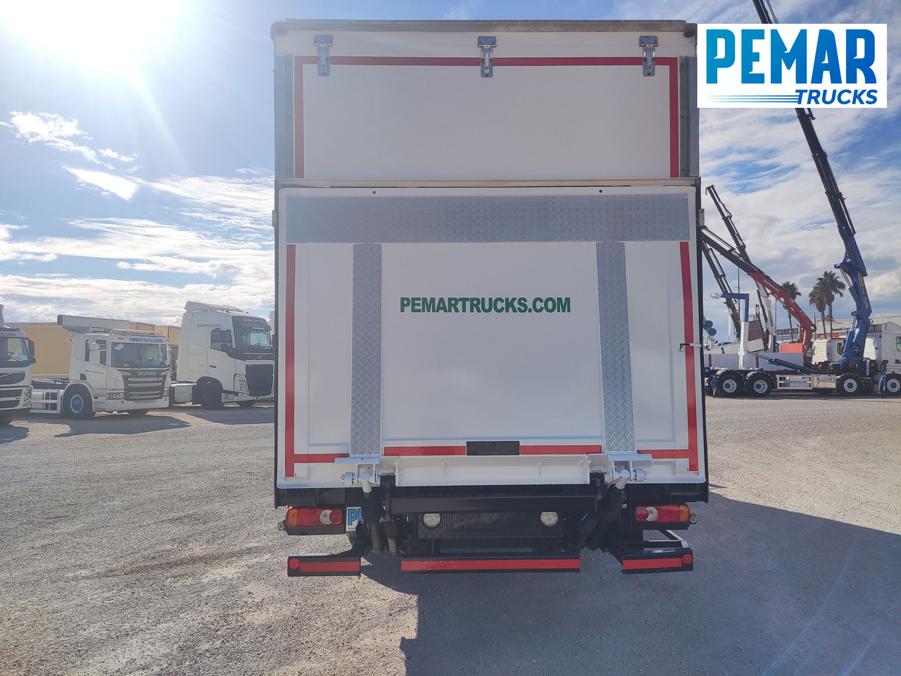 Camión caja cerrada VOLVO FL 210 12T CAJA CERRADA: foto 6