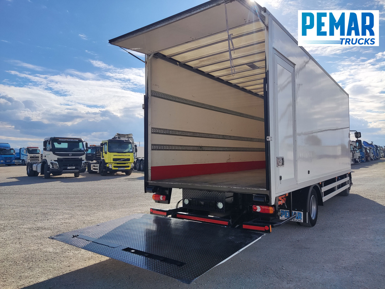 Camión caja cerrada VOLVO FL 210 12T CAJA CERRADA: foto 18