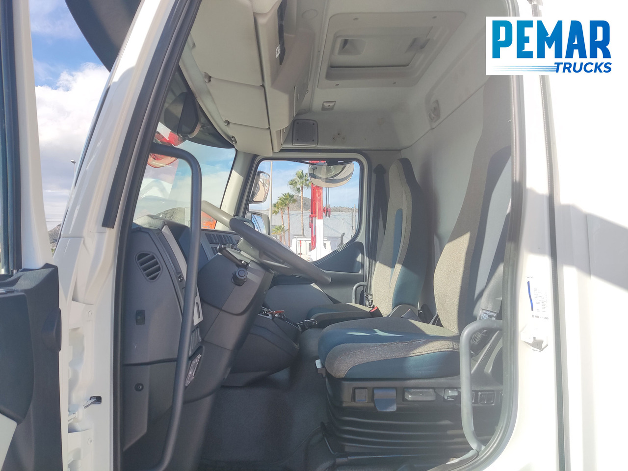 Camión caja cerrada VOLVO FL 210 12T CAJA CERRADA: foto 11