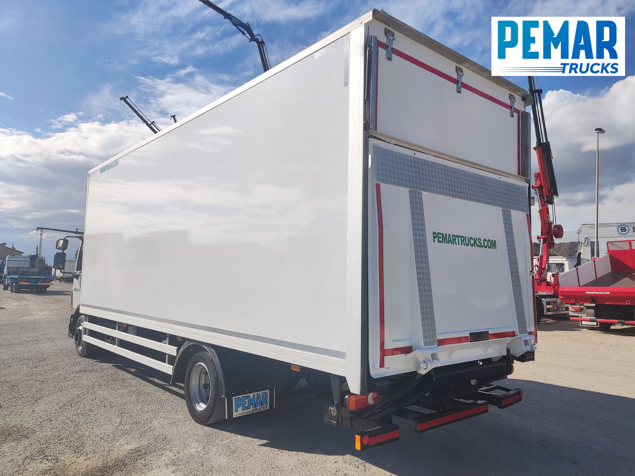 Camión caja cerrada VOLVO FL 210 12T CAJA CERRADA: foto 7