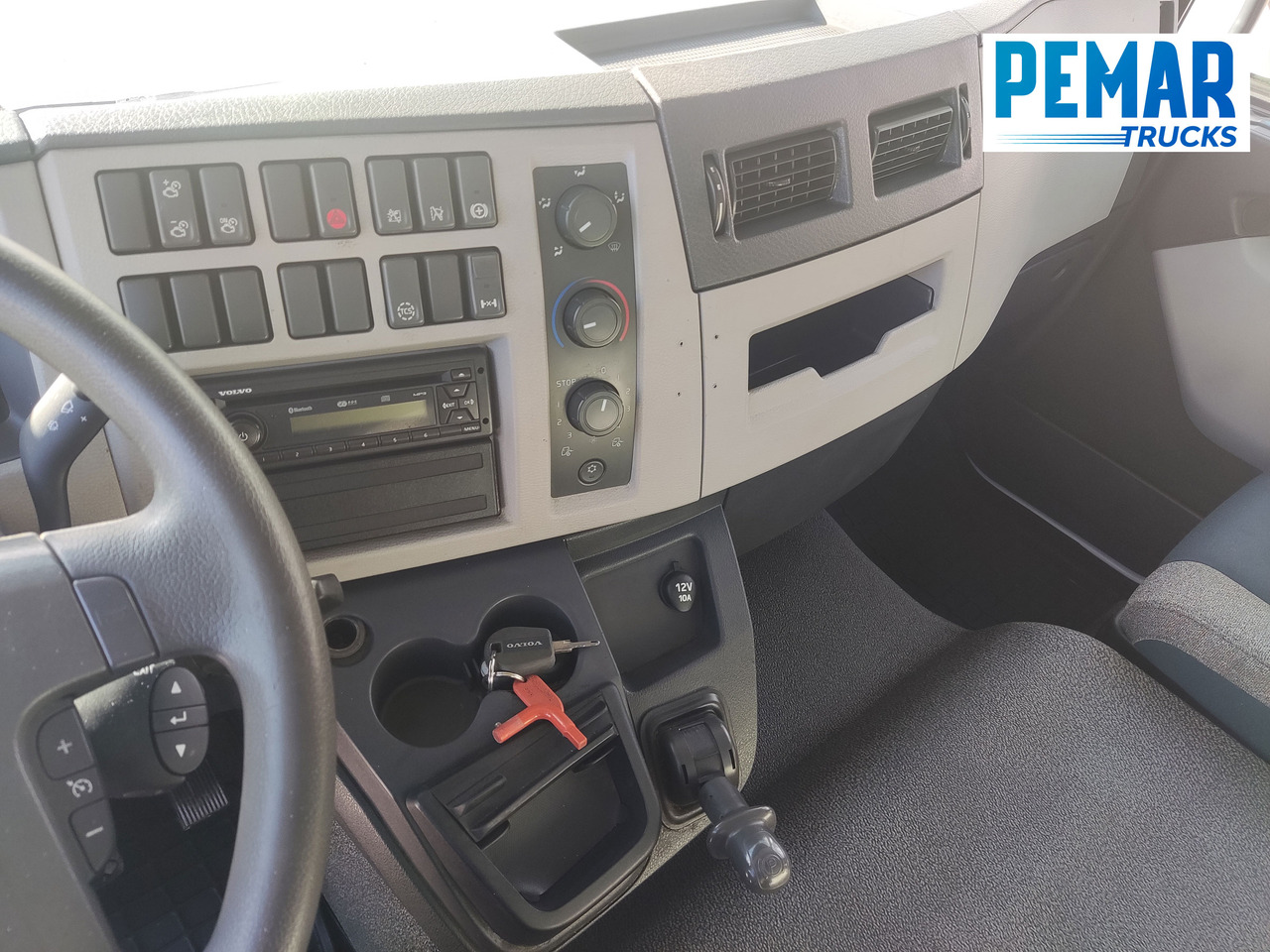 Camión caja cerrada VOLVO FL 210 12T CAJA CERRADA: foto 15