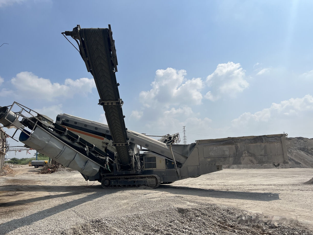Metso LOKOTRACK ST4.8 SCALPER STONE VIBRATING SCREEN - Trituradora móvil: foto 2 Metso LOKOTRACK ST4.8 SCALPER STONE VIBRATING SCREEN - Trituradora móvil: foto 2