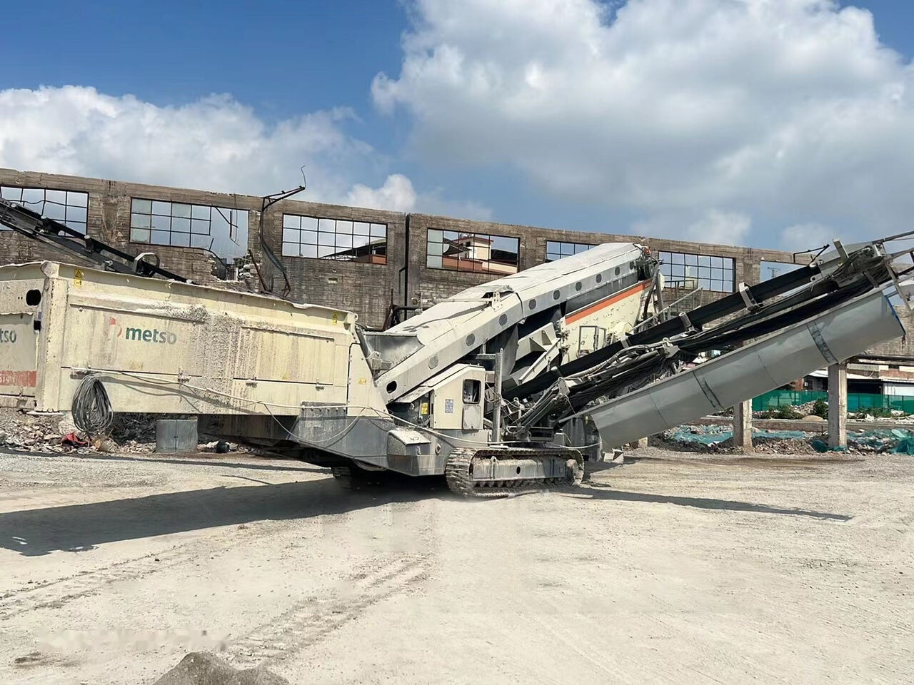 Metso LOKOTRACK ST4.8 SCALPER STONE VIBRATING SCREEN - Trituradora móvil: foto 3 Metso LOKOTRACK ST4.8 SCALPER STONE VIBRATING SCREEN - Trituradora móvil: foto 3