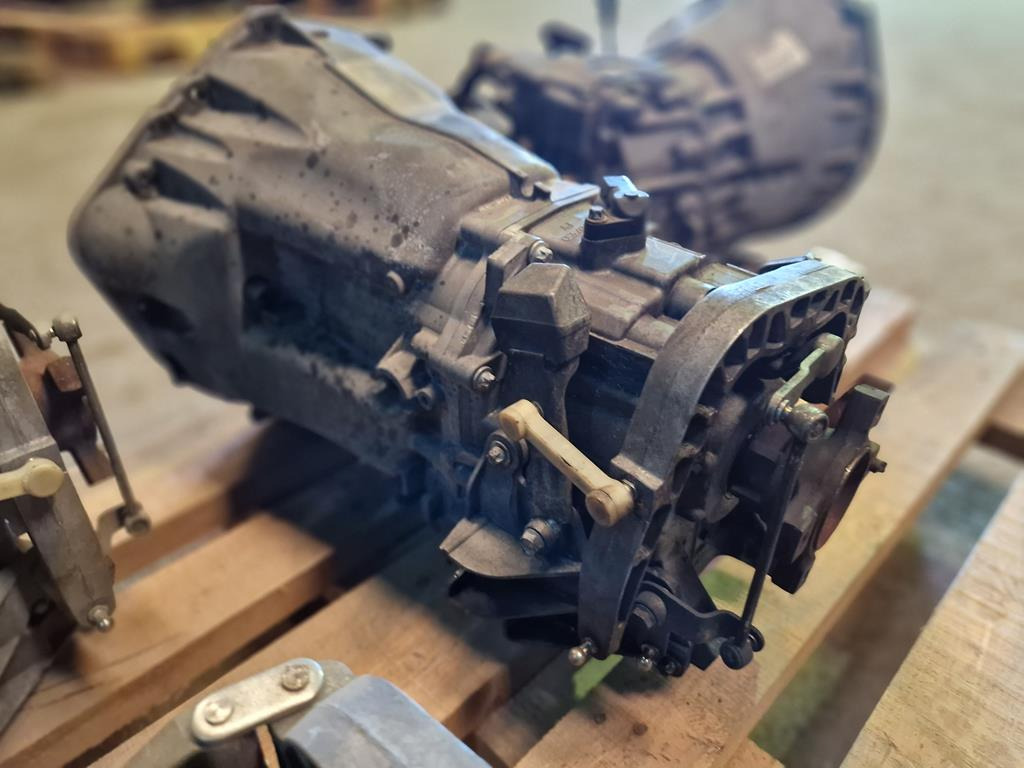 MERCEDES-BENZ SPRINTER 906 - X 002 800204 - Caja de cambios para Camión: foto 4 MERCEDES-BENZ SPRINTER 906 - X 002 800204 - Caja de cambios para Camión: foto 4