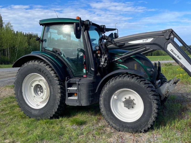 Valtra N154E Versu SmartTouch MR19 Valtra N154E Versu SmartTouch MR19 med frontlastare Quicke Q5M - Tractor: foto 4 Valtra N154E Versu SmartTouch MR19 Valtra N154E Versu SmartTouch MR19 med frontlastare Quicke Q5M - Tractor: foto 4