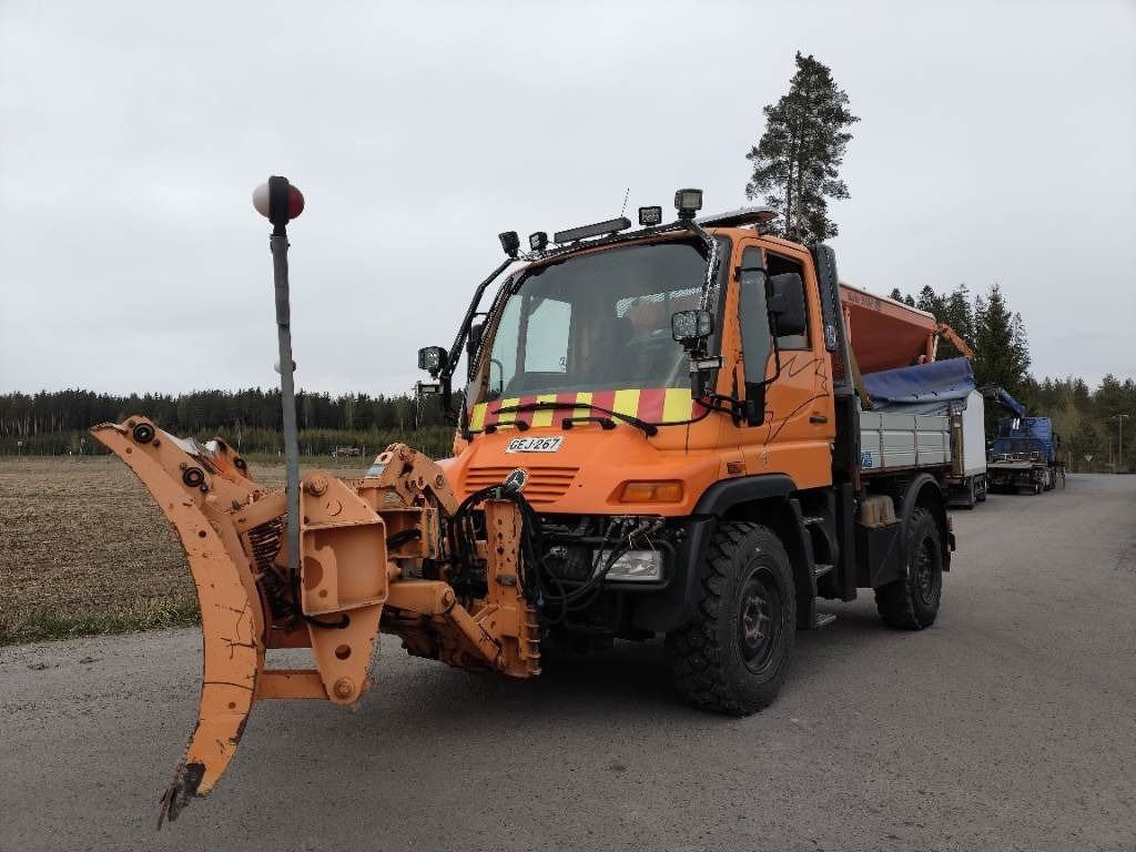 Mercedes-Benz Unimog ,hiekoitin,aura,kippilava - Otros maquinaria: foto 1 Mercedes-Benz Unimog ,hiekoitin,aura,kippilava - Otros maquinaria: foto 1