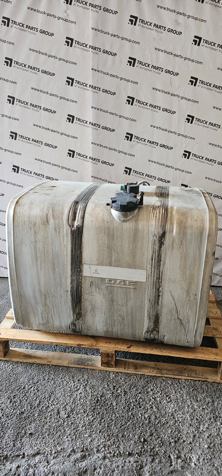 DAF DAF XF, CF EURO6 emission fuel tank in fully complete with brackets 1944798, 1944800, 2193145, 1944801, 2198081, 1949897, 2198104, 1945569, 2198105, 2259915, 1681827, 1617170, 1949909, 1945569, 194480 - Recambio: foto 1 DAF DAF XF, CF EURO6 emission fuel tank in fully complete with brackets 1944798, 1944800, 2193145, 1944801, 2198081, 1949897, 2198104, 1945569, 2198105, 2259915, 1681827, 1617170, 1949909, 1945569, 194480 - Recambio: foto 1