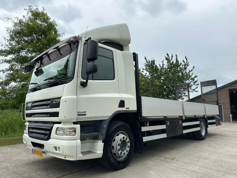 DAF CF 75.250 / NL TRUCK / EURO 5 / 4X2 / HYDRAULIC RAMPS / FULL AIR - Camión portavehículos: foto 1 DAF CF 75.250 / NL TRUCK / EURO 5 / 4X2 / HYDRAULIC RAMPS / FULL AIR - Camión portavehículos: foto 1