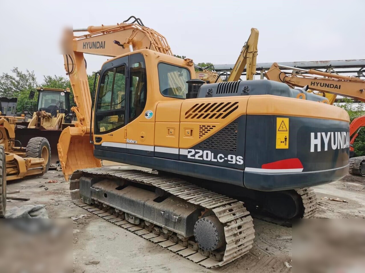 HYUNDAI ROBEX 220 LC-9S - Excavadora de cadenas: foto 1 HYUNDAI ROBEX 220 LC-9S - Excavadora de cadenas: foto 1