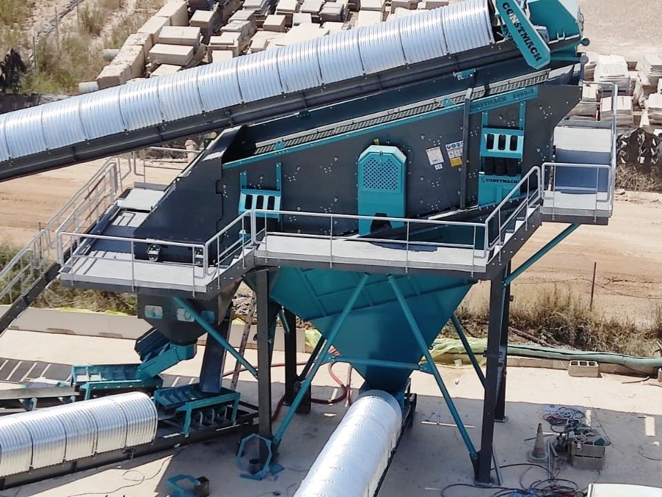 Constmach 140-180 Tph Crible Vibrant 2-3-4 Étages 1800x5000 mm - Cribadora: foto 1 Constmach 140-180 Tph Crible Vibrant 2-3-4 Étages 1800x5000 mm - Cribadora: foto 1
