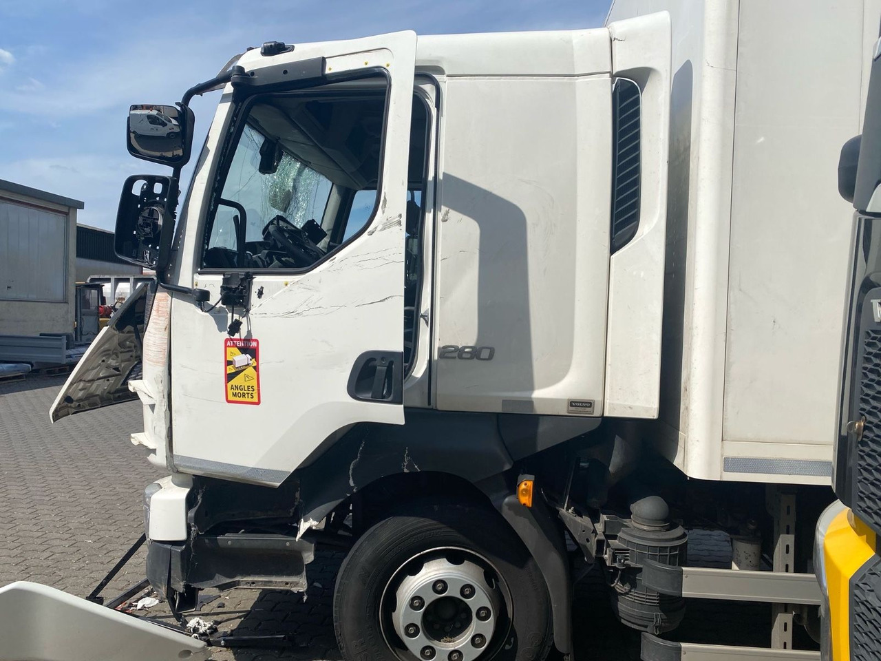 Volvo FL 16.280 Koffer Unfallschaden - Camión caja cerrada: foto 5 Volvo FL 16.280 Koffer Unfallschaden - Camión caja cerrada: foto 5