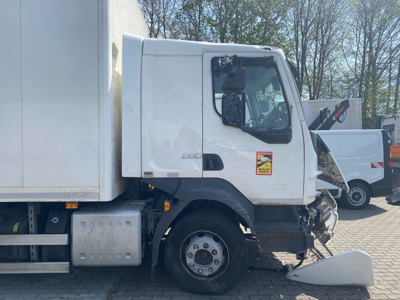 Volvo FL 16.280 Koffer Unfallschaden - Camión caja cerrada: foto 4 Volvo FL 16.280 Koffer Unfallschaden - Camión caja cerrada: foto 4