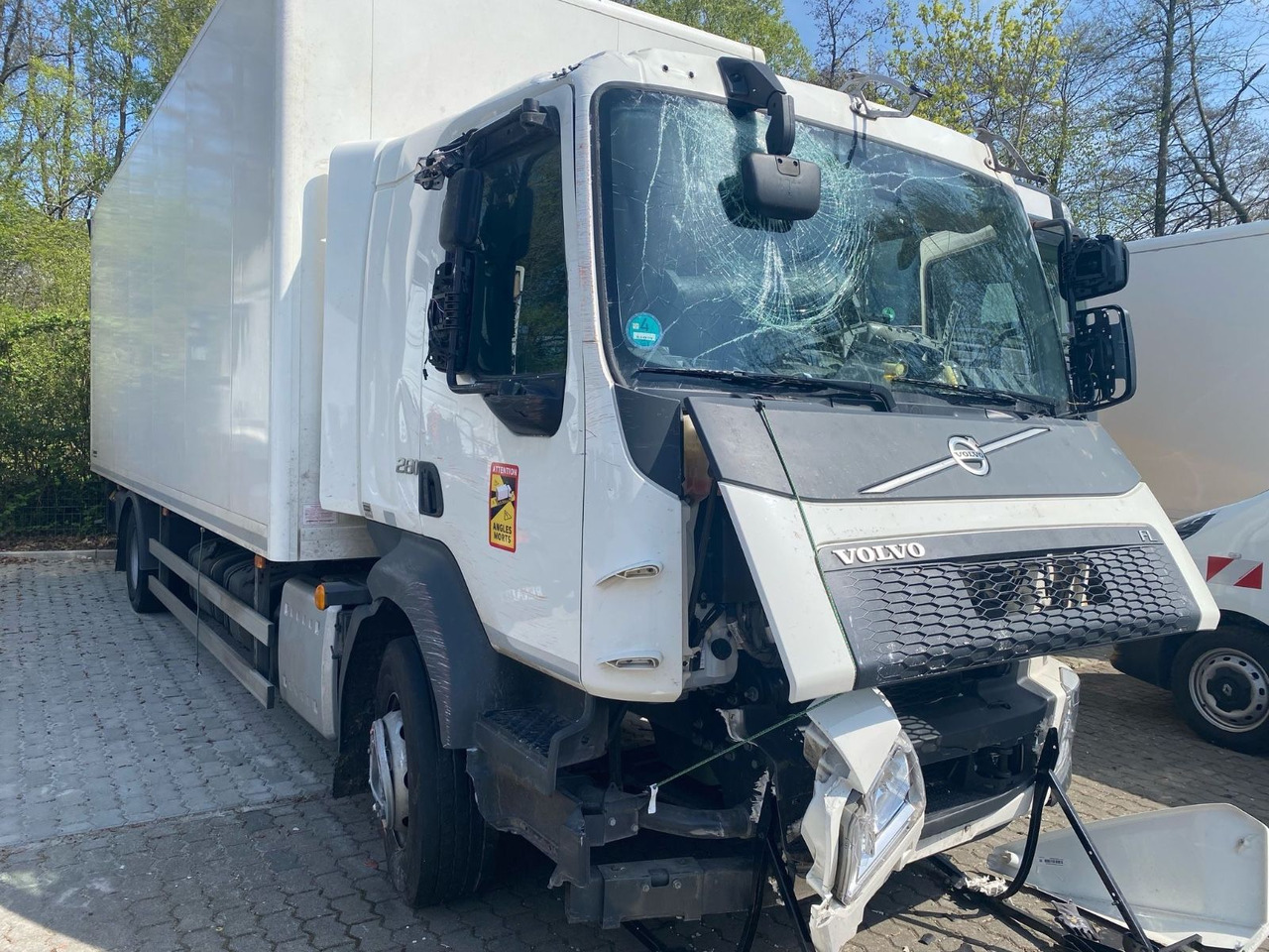Volvo FL 16.280 Koffer Unfallschaden - Camión caja cerrada: foto 1 Volvo FL 16.280 Koffer Unfallschaden - Camión caja cerrada: foto 1
