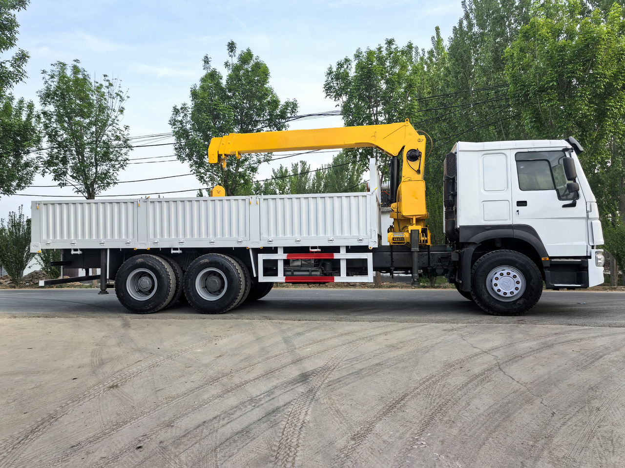 HOWO 371HP CRANE TRUCK - Camión grúa: foto 1 HOWO 371HP CRANE TRUCK - Camión grúa: foto 1