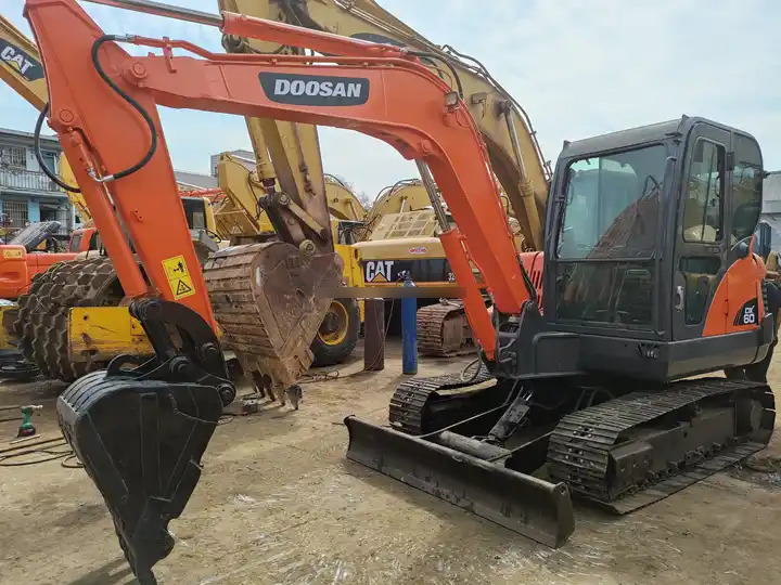 Doosan DX60 Mini Wheel Excavator for Sale Provided Korea Good Construction Original Korea Doosan Engine 6 T,6 Ton in stock - Excavadora de cadenas: foto 2 Doosan DX60 Mini Wheel Excavator for Sale Provided Korea Good Construction Original Korea Doosan Engine 6 T,6 Ton in stock - Excavadora de cadenas: foto 2
