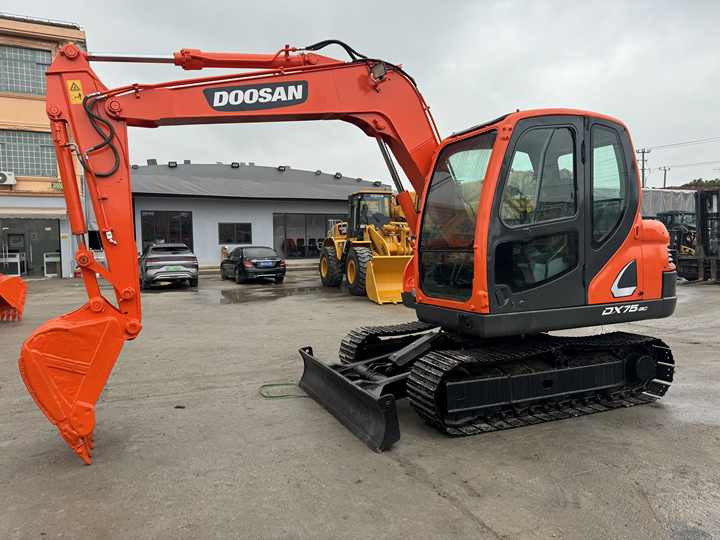 Doosan DX75-9C Used Excavator Crawler Second Hand Korean Engine DX75-9C Small Digger for Home or Farm - Excavadora de cadenas: foto 4 Doosan DX75-9C Used Excavator Crawler Second Hand Korean Engine DX75-9C Small Digger for Home or Farm - Excavadora de cadenas: foto 4