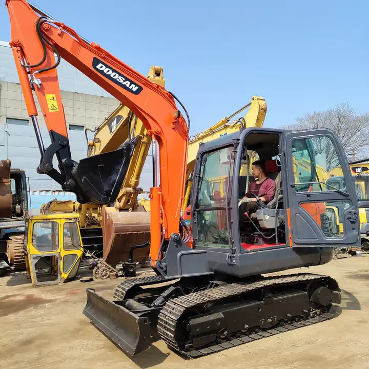 High Quality Hot Sale Used 6t Mini Excavator Original Korea Doosan Used Excavators Doosan Dx60 With Good Performance - Excavadora de cadenas: foto 1 High Quality Hot Sale Used 6t Mini Excavator Original Korea Doosan Used Excavators Doosan Dx60 With Good Performance - Excavadora de cadenas: foto 1