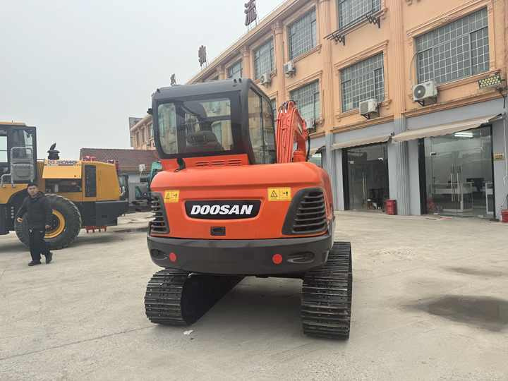 Original Top Sale High Performance Slightly Used Doosan Dx60 Dx75 Dx80 Tracked Excavator for Landscaping in Shanghai - Excavadora de cadenas: foto 2 Original Top Sale High Performance Slightly Used Doosan Dx60 Dx75 Dx80 Tracked Excavator for Landscaping in Shanghai - Excavadora de cadenas: foto 2