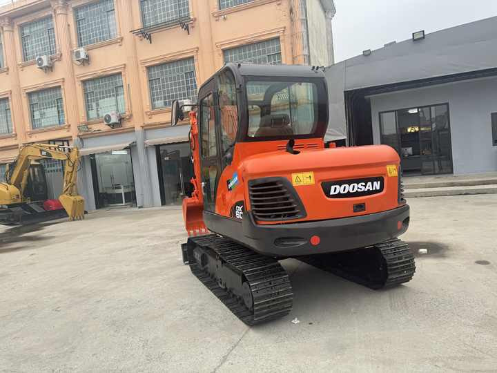 Top Grade in Stock Doosan DX60 Used 6 Ton Hydraulic Crawler Excavator Digger High Quality Factory Price Used 6 Ton - Excavadora de cadenas: foto 3 Top Grade in Stock Doosan DX60 Used 6 Ton Hydraulic Crawler Excavator Digger High Quality Factory Price Used 6 Ton - Excavadora de cadenas: foto 3