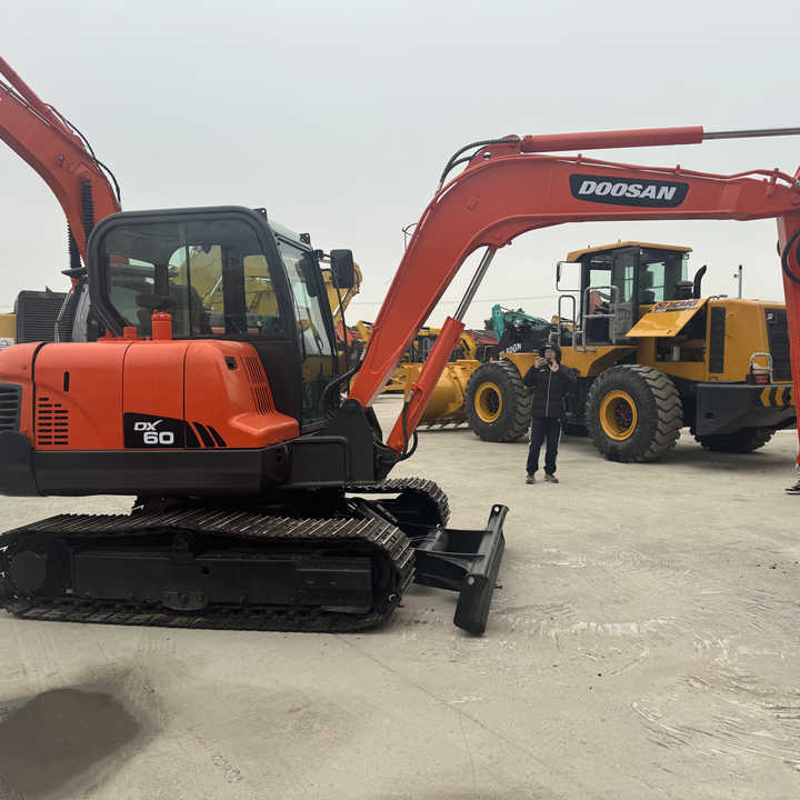 Top Grade in Stock Doosan DX60 Used 6 Ton Hydraulic Crawler Excavator Digger High Quality Factory Price Used 6 Ton - Excavadora de cadenas: foto 1 Top Grade in Stock Doosan DX60 Used 6 Ton Hydraulic Crawler Excavator Digger High Quality Factory Price Used 6 Ton - Excavadora de cadenas: foto 1