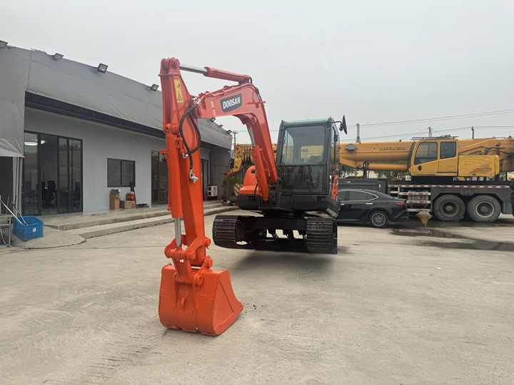 Top Grade in Stock Doosan DX60 Used 6 Ton Hydraulic Crawler Excavator Digger High Quality Factory Price Used 6 Ton - Excavadora de cadenas: foto 5 Top Grade in Stock Doosan DX60 Used 6 Ton Hydraulic Crawler Excavator Digger High Quality Factory Price Used 6 Ton - Excavadora de cadenas: foto 5