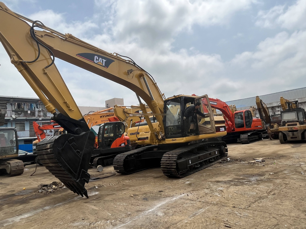 Used Caterpillar excavator CAT 325BL in good condition for sale - Excavadora de cadenas: foto 4 Used Caterpillar excavator CAT 325BL in good condition for sale - Excavadora de cadenas: foto 4