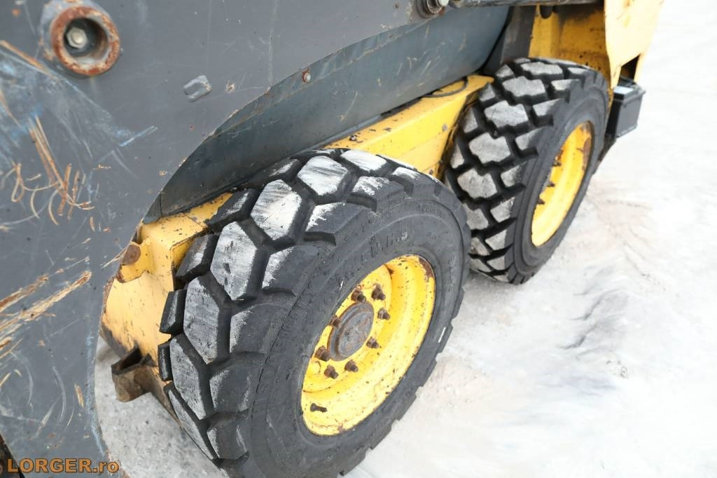 Minicargadora New Holland L 215: foto 8