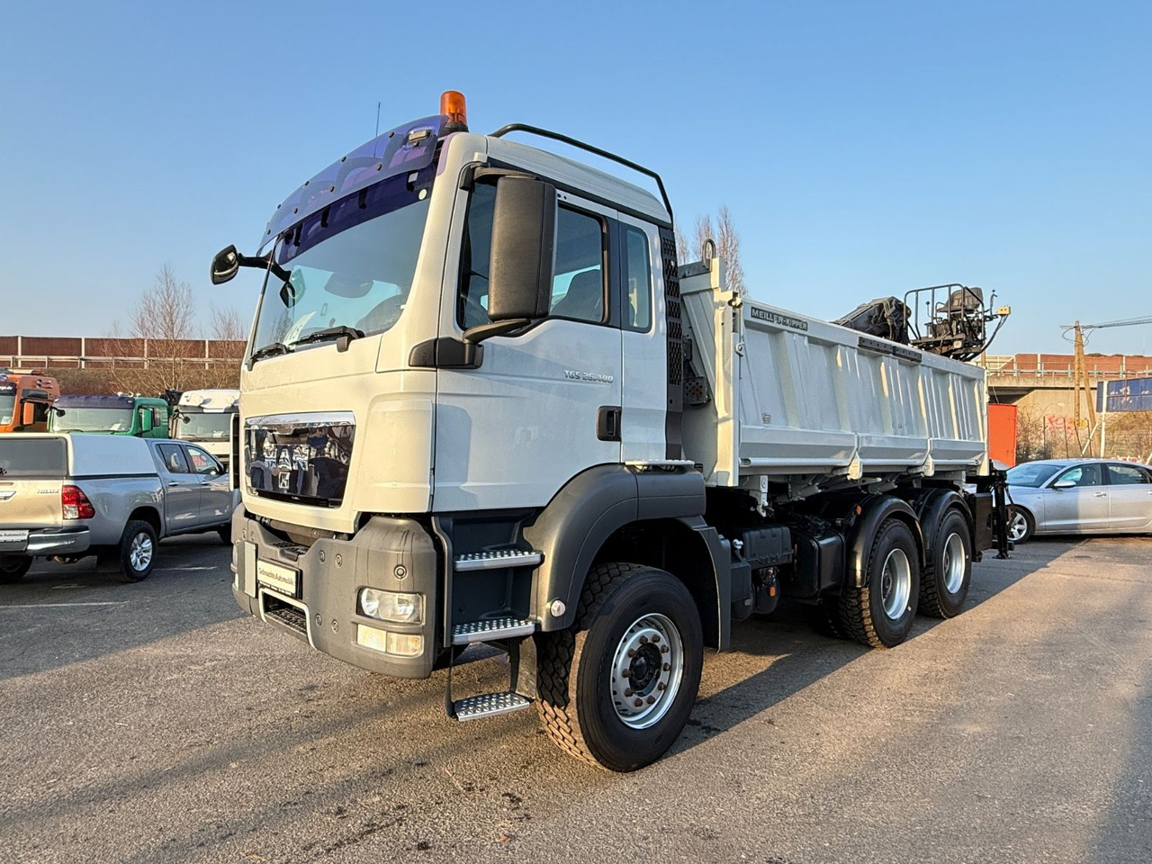 MAN TGS 26.400 Kipper mit Kran Jonsered 6x4 - Camión volquete: foto 3 MAN TGS 26.400 Kipper mit Kran Jonsered 6x4 - Camión volquete: foto 3