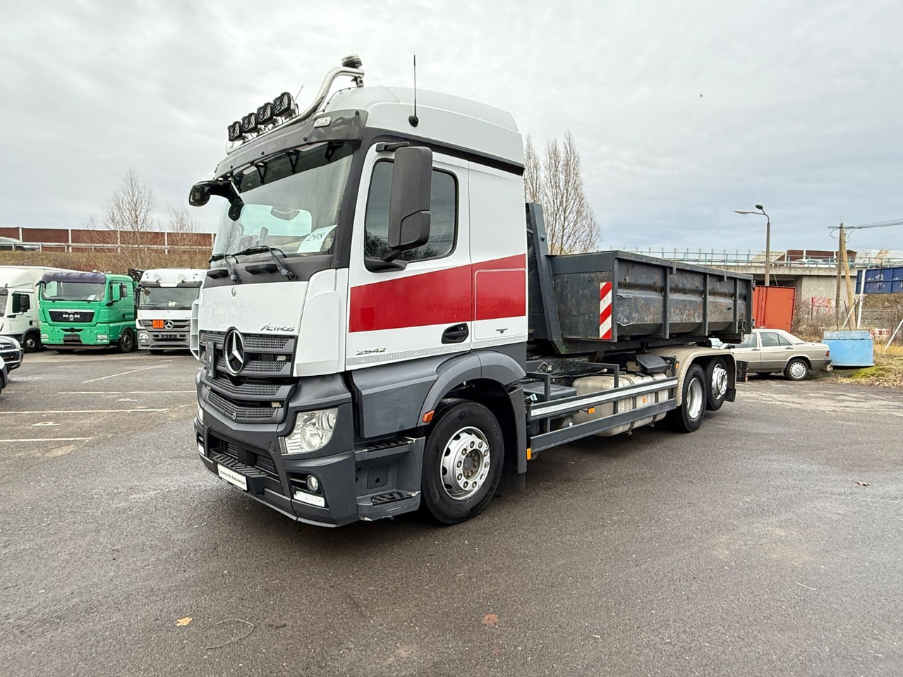 Mercedes-Benz Actros 2542 Abrollkipper mit Container - Camión multibasculante: foto 3 Mercedes-Benz Actros 2542 Abrollkipper mit Container - Camión multibasculante: foto 3
