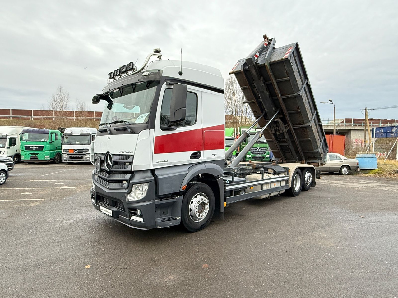 Camión multibasculante Mercedes-Benz Actros 2542 Abrollkipper mit Container: foto 9