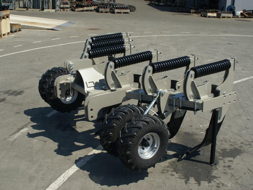 ROLEX Tiefenlockerer / Subsoiler / Décompacteur / Dissodatori / Subsolador / Глубокорыхлитель / Głębosz typ V 3 m - Subsolador: foto 2 ROLEX Tiefenlockerer / Subsoiler / Décompacteur / Dissodatori / Subsolador / Глубокорыхлитель / Głębosz typ V 3 m - Subsolador: foto 2