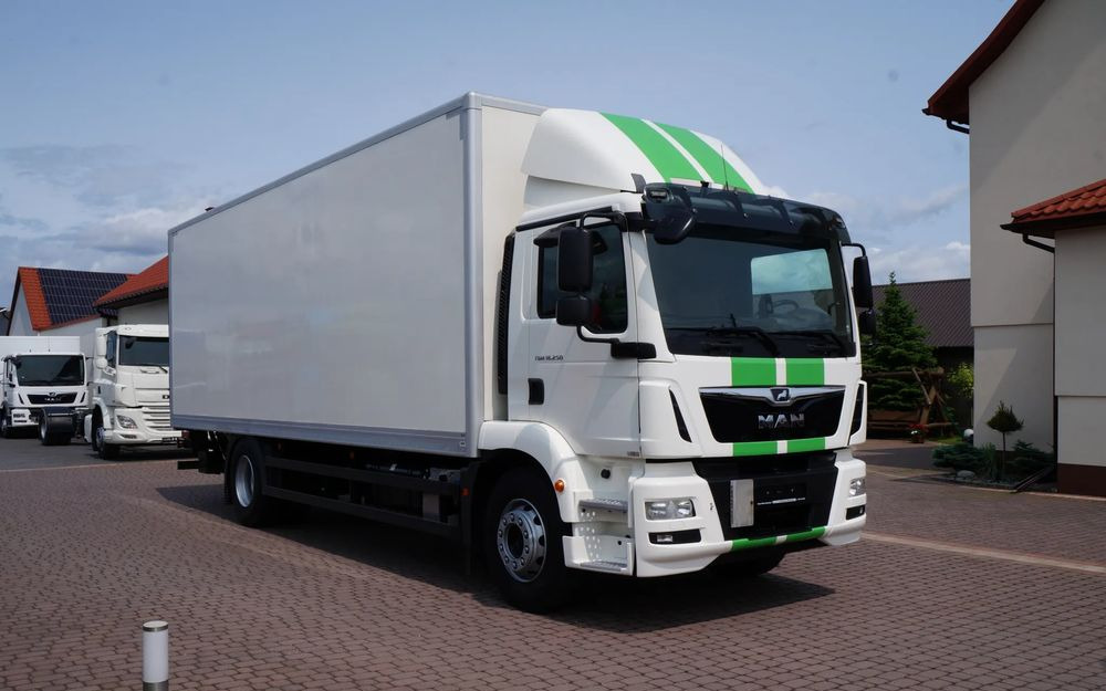 MAN TGM 18.250 / 18.290 EURO 6 KONTENER 19 PALET ŁAD. 9800 KG WINDA - Camión caja cerrada: foto 2 MAN TGM 18.250 / 18.290 EURO 6 KONTENER 19 PALET ŁAD. 9800 KG WINDA - Camión caja cerrada: foto 2