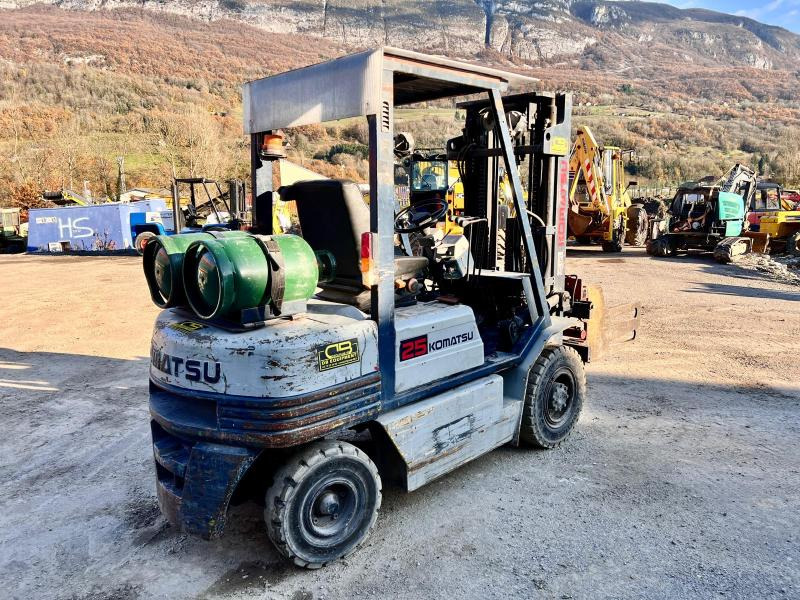 KOMATSU Chariot élévateur à gaz FG25T-11E (AVEC PINCE) - Carretilla elevadora de gas: foto 3 KOMATSU Chariot élévateur à gaz FG25T-11E (AVEC PINCE) - Carretilla elevadora de gas: foto 3