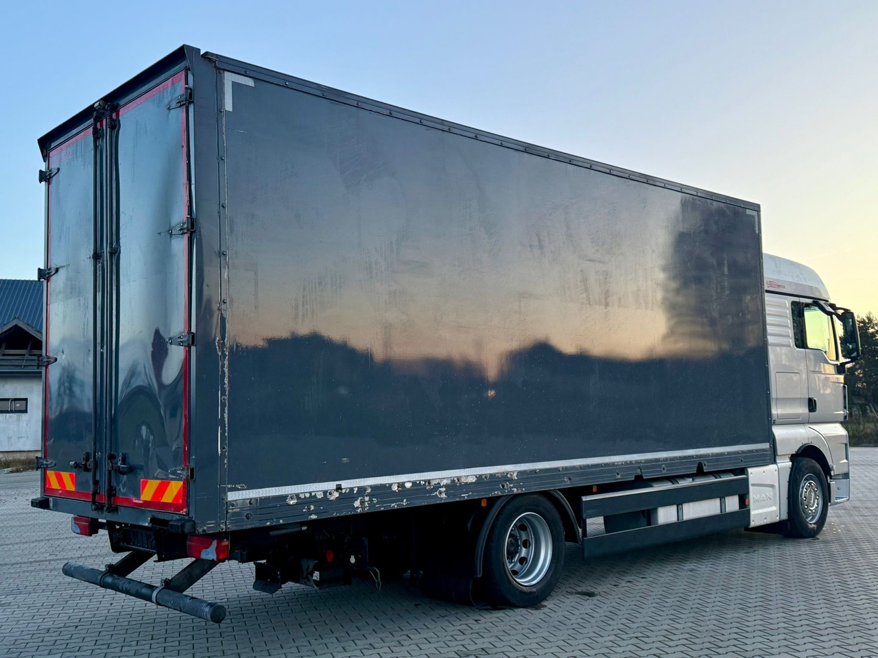 MAN TGX 18.400 / FIRANKA / KONTENER / NISKI PRZEBIEG / EURO 6 / AUTOMAT / SYPIALKA / 2016 ROK - Camión lona: foto 3 MAN TGX 18.400 / FIRANKA / KONTENER / NISKI PRZEBIEG / EURO 6 / AUTOMAT / SYPIALKA / 2016 ROK - Camión lona: foto 3