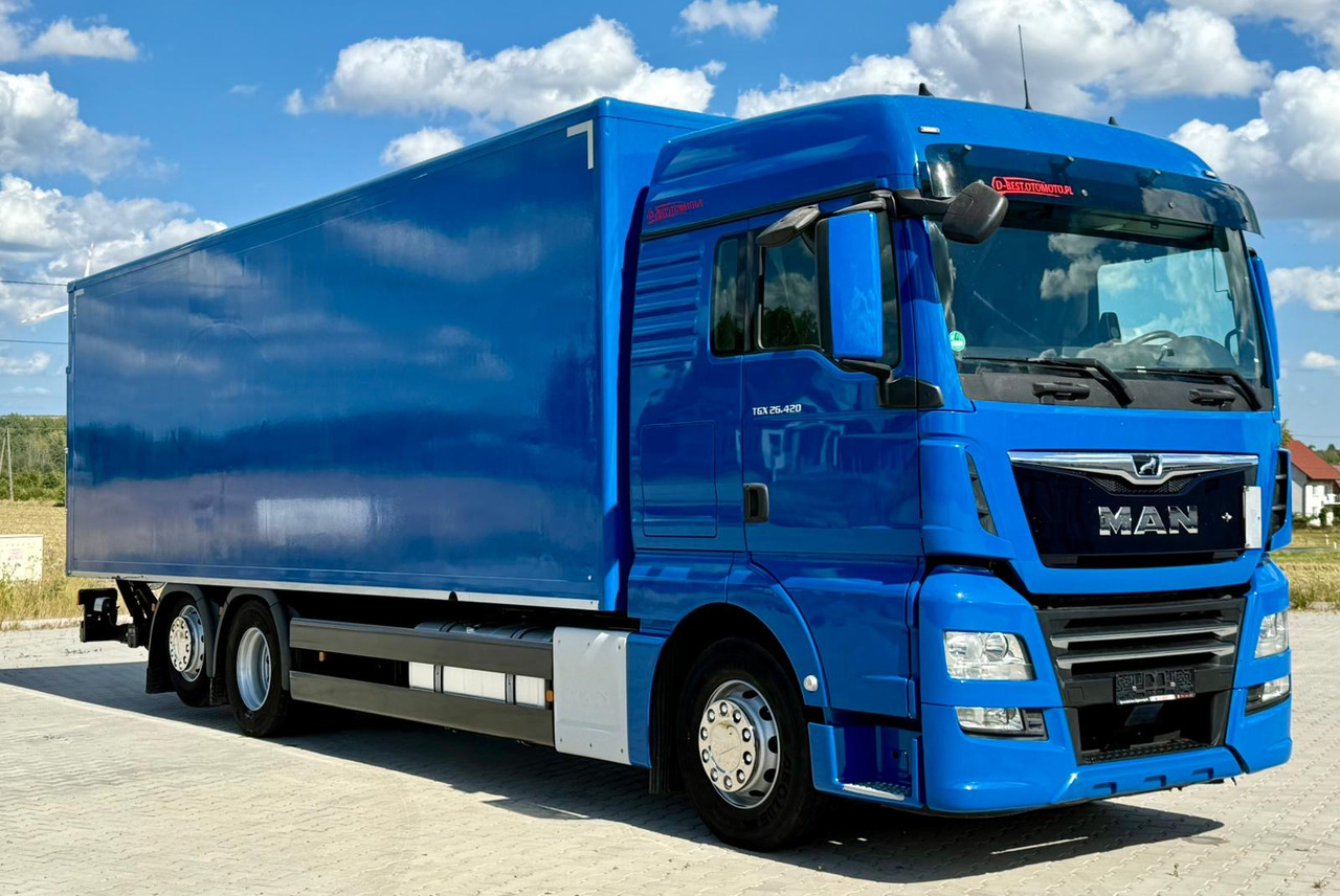 MAN TGX 26.420 / KONTENER / WINDA / 8.5 M DŁUGOŚCI / 21 EUROPALET / 6x2 / 3 OŚ PODNOSZONA I SKRĘTNA / ŁADOWNOŚĆ 14 415 KG / 2018 ROK / Z NIEMIEC - Camión caja cerrada: foto 1 MAN TGX 26.420 / KONTENER / WINDA / 8.5 M DŁUGOŚCI / 21 EUROPALET / 6x2 / 3 OŚ PODNOSZONA I SKRĘTNA / ŁADOWNOŚĆ 14 415 KG / 2018 ROK / Z NIEMIEC - Camión caja cerrada: foto 1