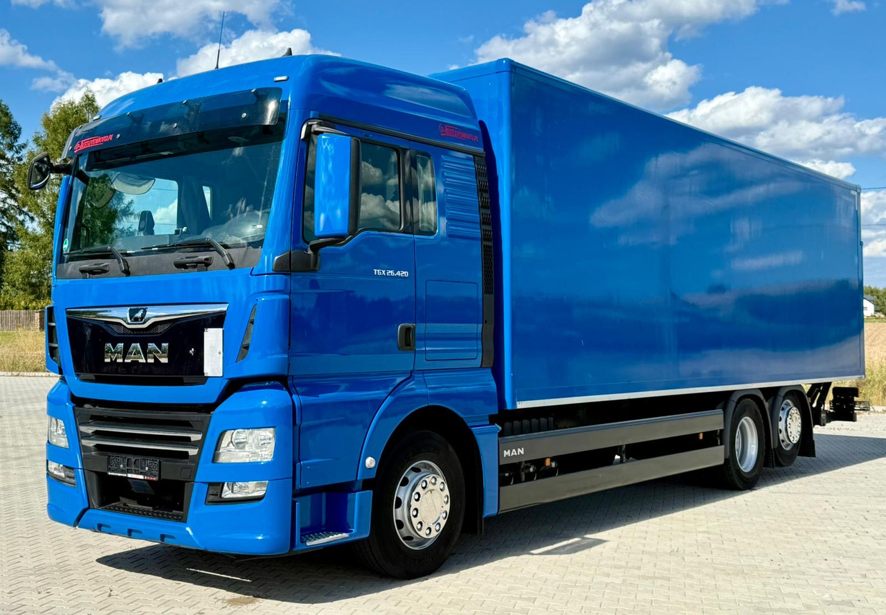 MAN TGX 26.420 / KONTENER / WINDA / 8.5 M DŁUGOŚCI / 21 EUROPALET / 6x2 / 3 OŚ PODNOSZONA I SKRĘTNA / ŁADOWNOŚĆ 14 415 KG / 2018 ROK / Z NIEMIEC - Camión caja cerrada: foto 2 MAN TGX 26.420 / KONTENER / WINDA / 8.5 M DŁUGOŚCI / 21 EUROPALET / 6x2 / 3 OŚ PODNOSZONA I SKRĘTNA / ŁADOWNOŚĆ 14 415 KG / 2018 ROK / Z NIEMIEC - Camión caja cerrada: foto 2