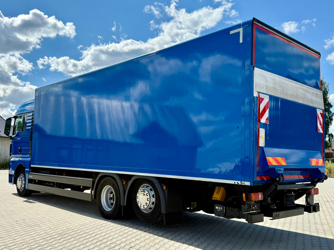 MAN TGX 26.420 / KONTENER / WINDA / 8.5 M DŁUGOŚCI / 21 EUROPALET / 6x2 / 3 OŚ PODNOSZONA I SKRĘTNA / ŁADOWNOŚĆ 14 415 KG / 2018 ROK / Z NIEMIEC - Camión caja cerrada: foto 5 MAN TGX 26.420 / KONTENER / WINDA / 8.5 M DŁUGOŚCI / 21 EUROPALET / 6x2 / 3 OŚ PODNOSZONA I SKRĘTNA / ŁADOWNOŚĆ 14 415 KG / 2018 ROK / Z NIEMIEC - Camión caja cerrada: foto 5