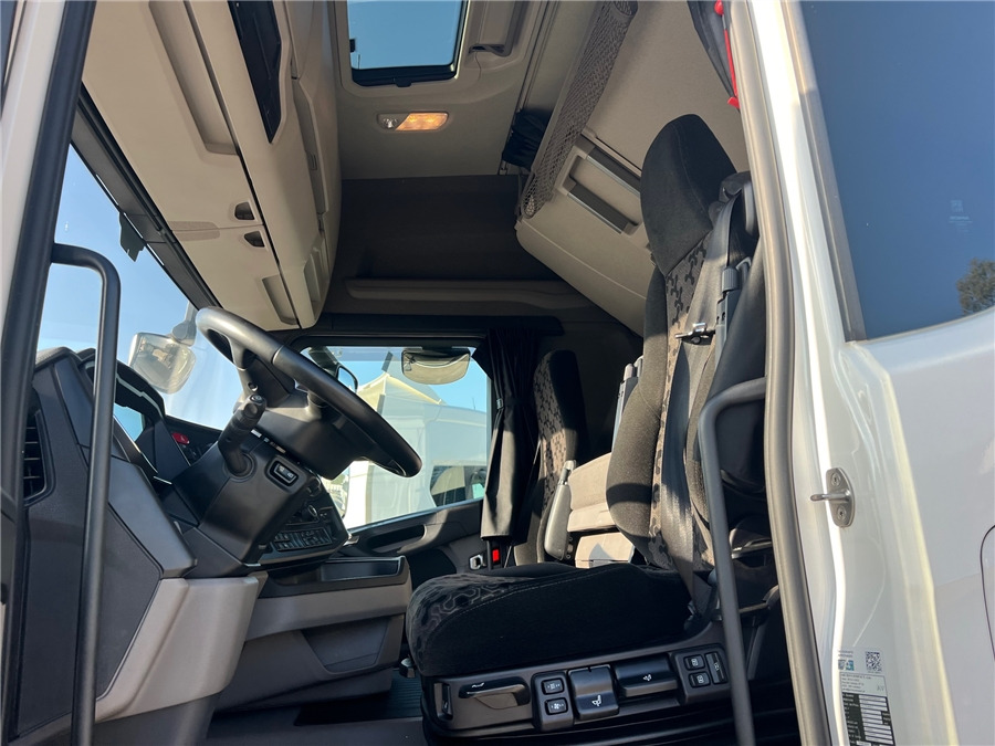Foto del interior 1: Cabeza tractora Scania R450