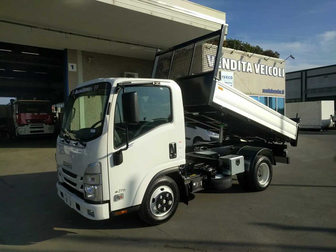 ISUZU NNR M21 T - Furgoneta basculante: foto 4 ISUZU NNR M21 T - Furgoneta basculante: foto 4