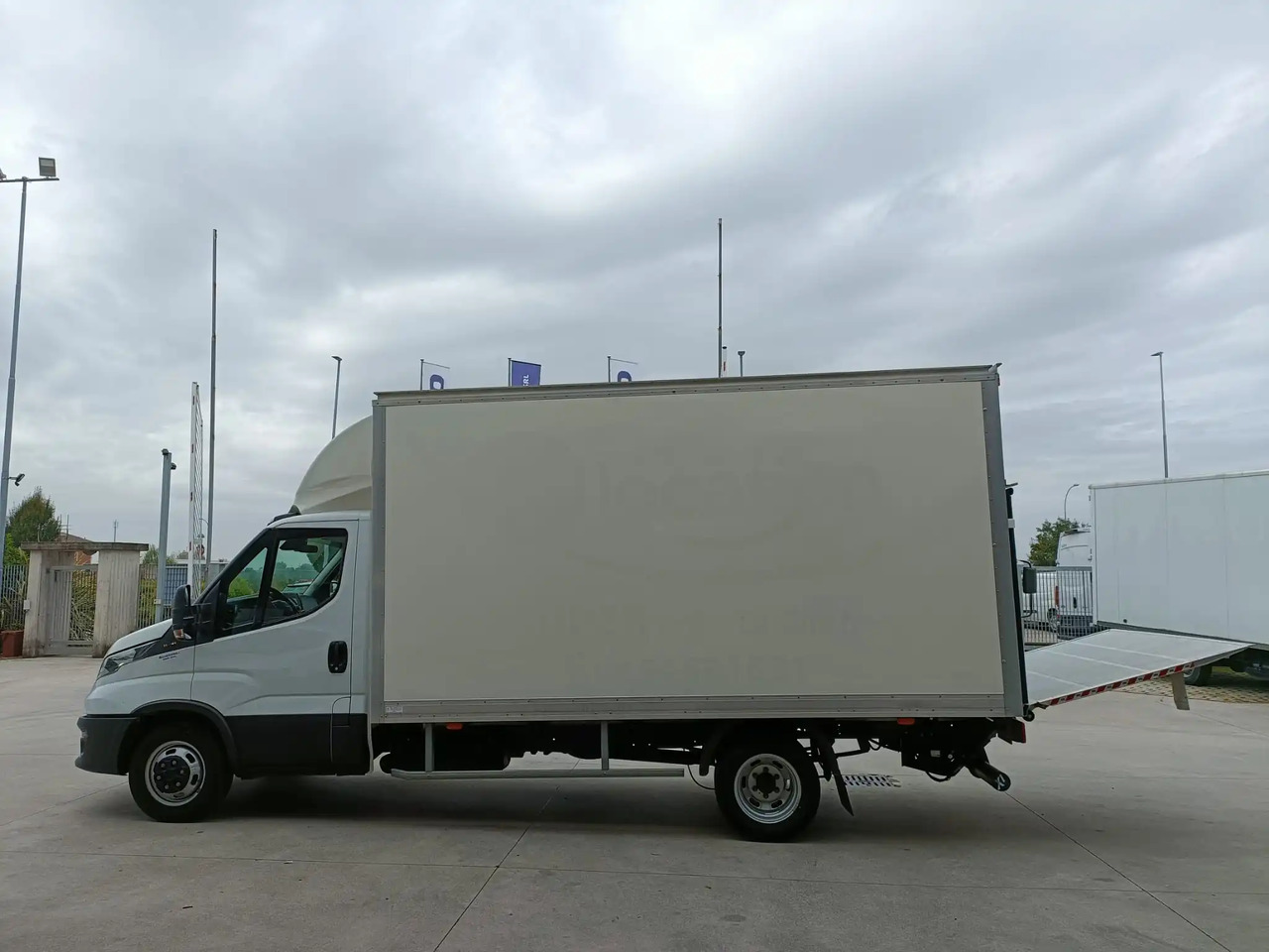IVECO DAILY 35C16 3.0 - Furgoneta caja cerrada: foto 2 IVECO DAILY 35C16 3.0 - Furgoneta caja cerrada: foto 2