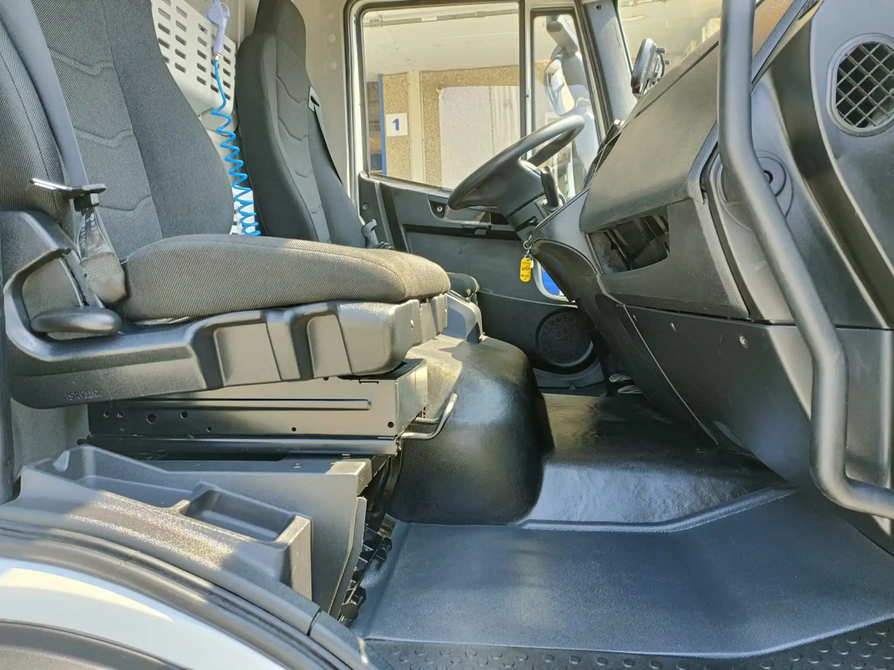 IVECO EUROCARGO 120E19P - Camión chasis: foto 2 IVECO EUROCARGO 120E19P - Camión chasis: foto 2