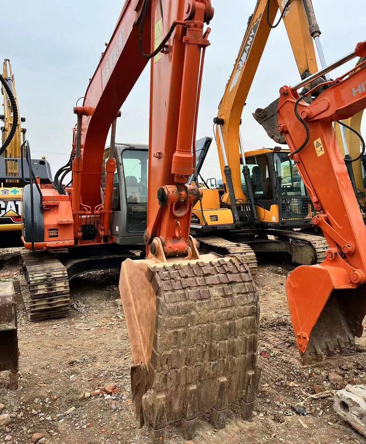 Hitachi ZX135 - Excavadora de cadenas: foto 1 Hitachi ZX135 - Excavadora de cadenas: foto 1