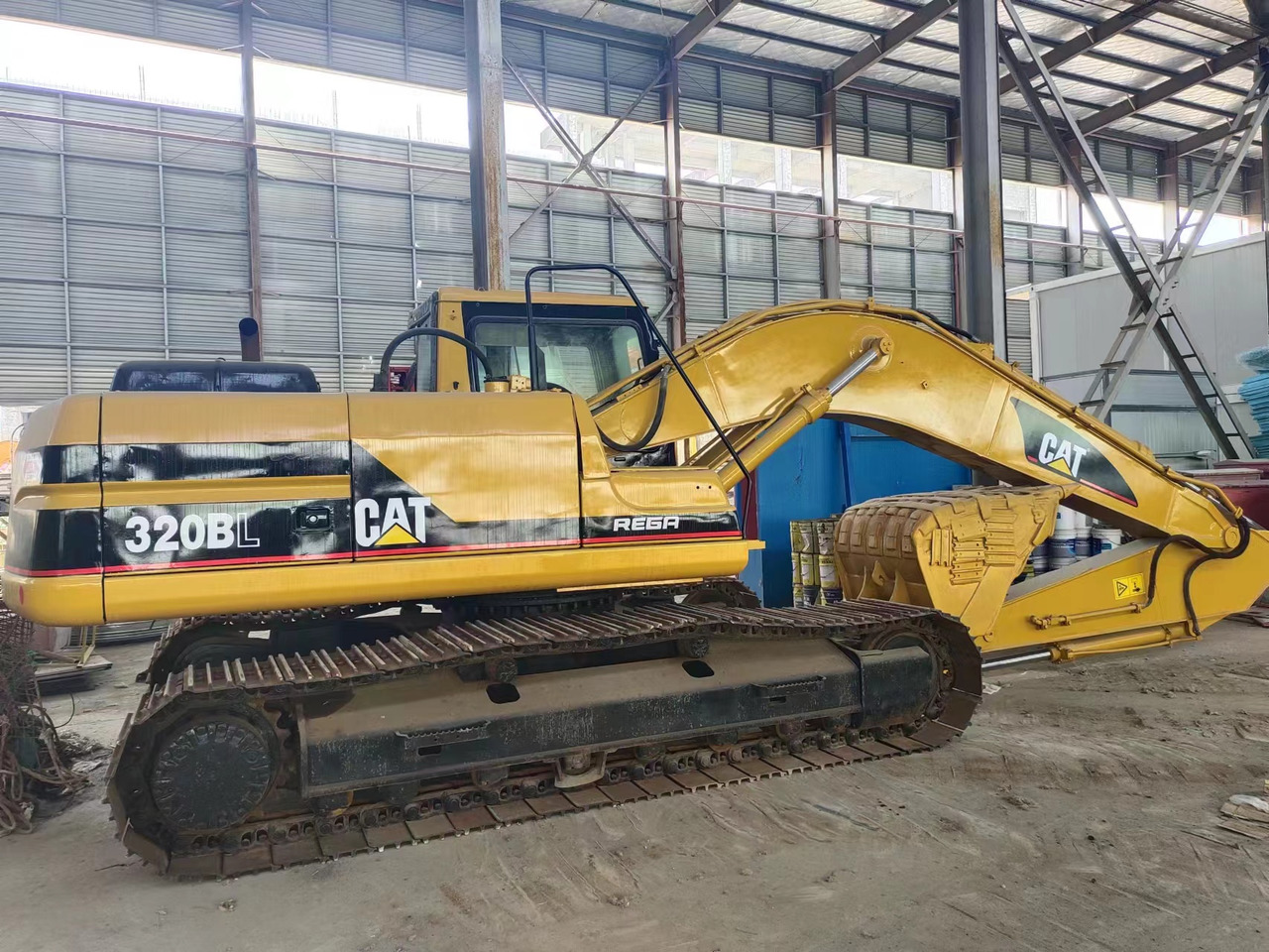 CATERPILLAR 320BL - Excavadora de cadenas: foto 1 CATERPILLAR 320BL - Excavadora de cadenas: foto 1