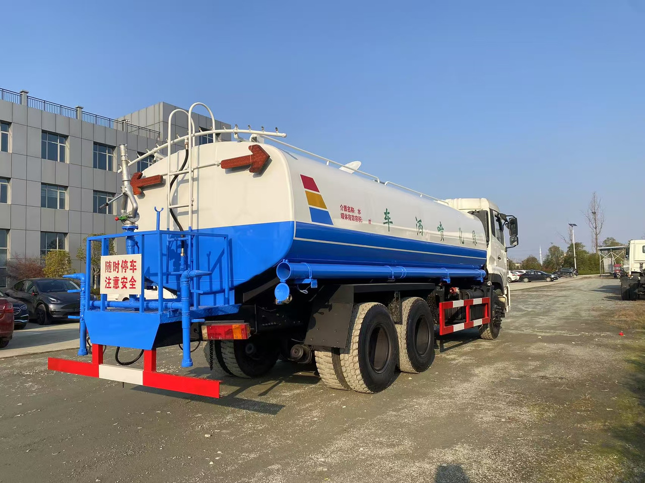 DONGFENG 20000L water truck Sprinkler - Camión cisterna: foto 2 DONGFENG 20000L water truck Sprinkler - Camión cisterna: foto 2